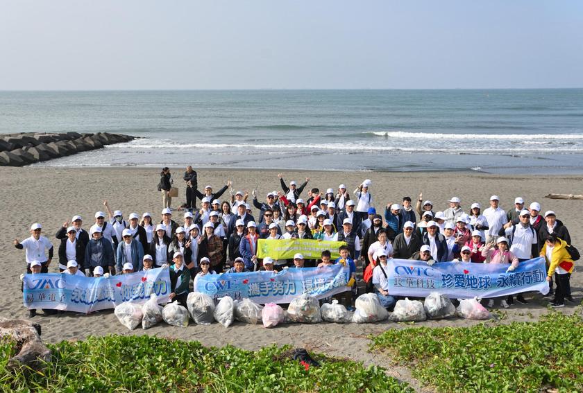 長華集團相揪高雄蚵仔寮海岸淨灘 逾90位員工化身環保尖兵